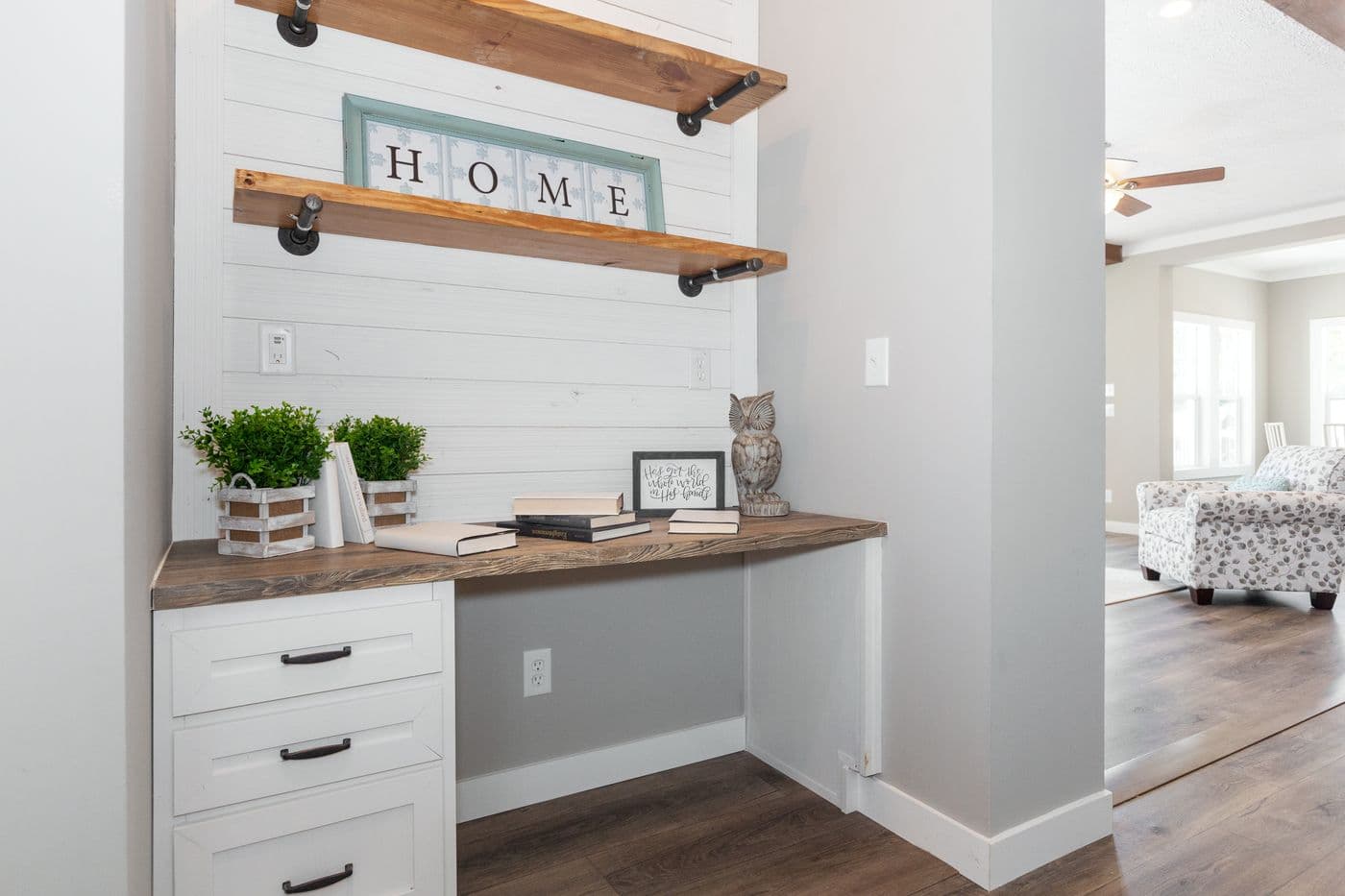 The 1434 CAROLINA "SOUTHERN BELLE" Study Nook. This Manufactured Mobile Home features 3 bedrooms and 2 baths.