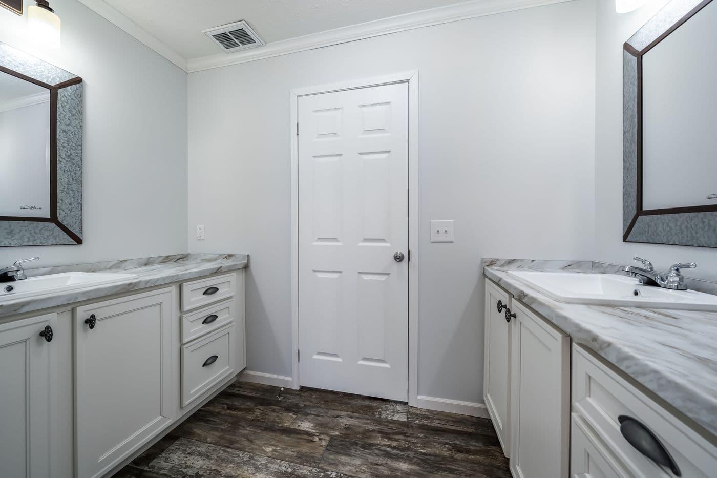 The THE LEAHY Guest Bathroom. This Manufactured Mobile Home features 4 bedrooms and 2 baths.