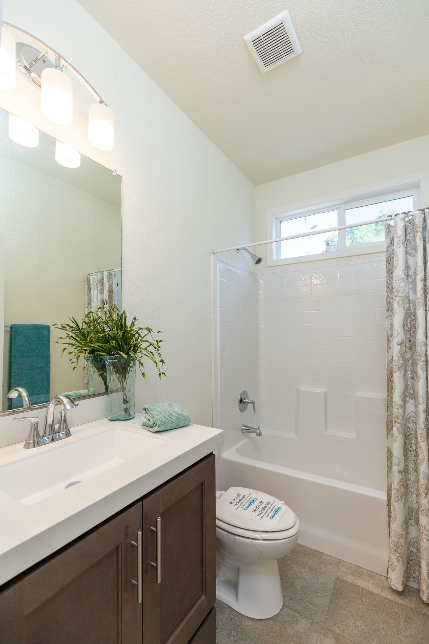The FAIRPOINT 24623A Guest Bathroom. This Manufactured Mobile Home features 3 bedrooms and 2 baths.