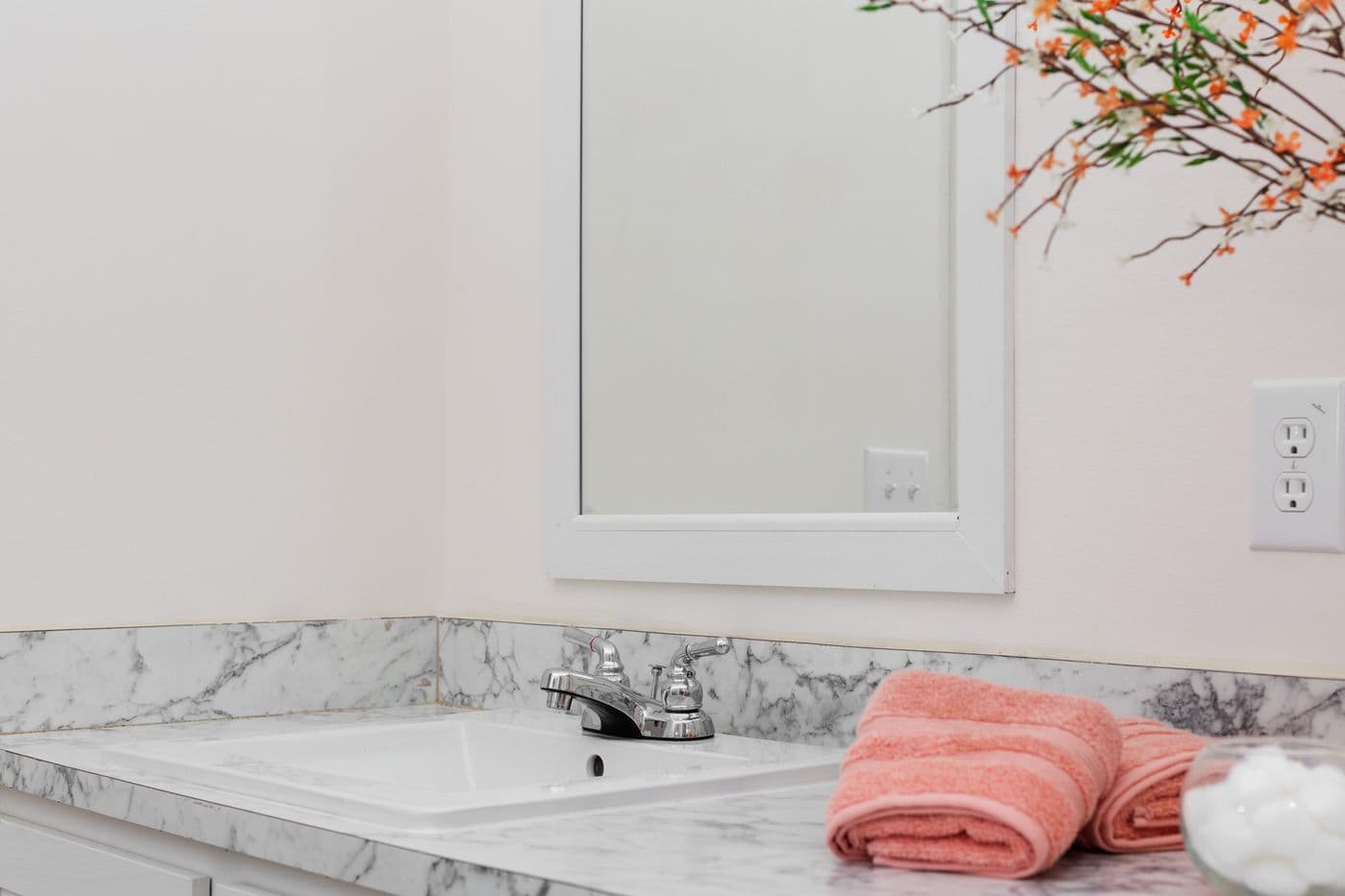 The 1439 CAROLINA "MAGNOLIA" Primary Bathroom. This Manufactured Mobile Home features 3 bedrooms and 2 baths.