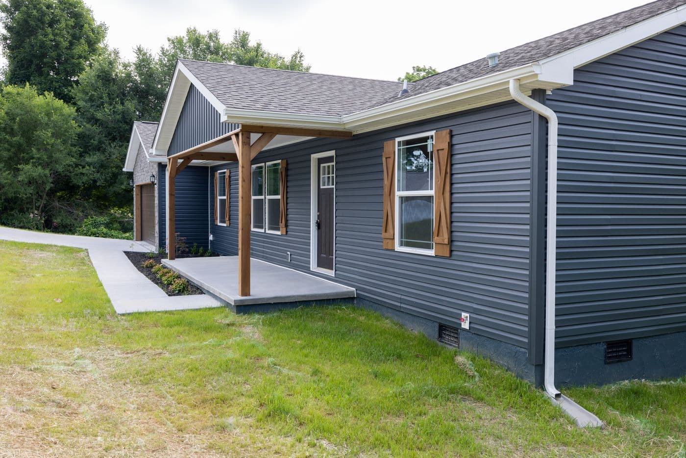 The HAWTHORNE Exterior. This Manufactured Mobile Home features 3 bedrooms and 2 baths.