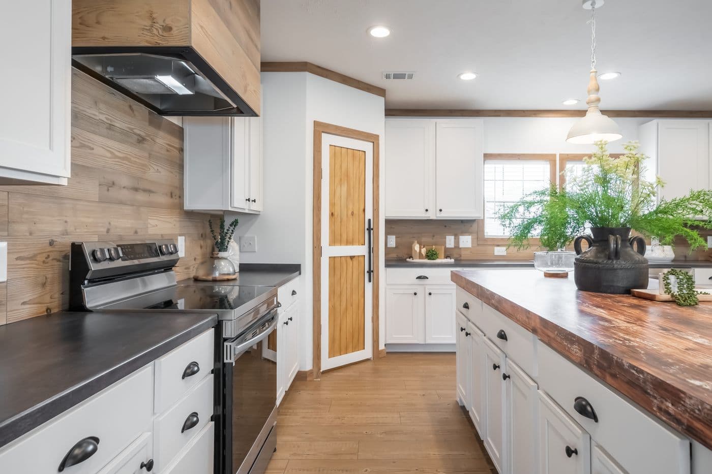 The THE REED Exterior. This Manufactured Mobile Home features 3 bedrooms and 2 baths.