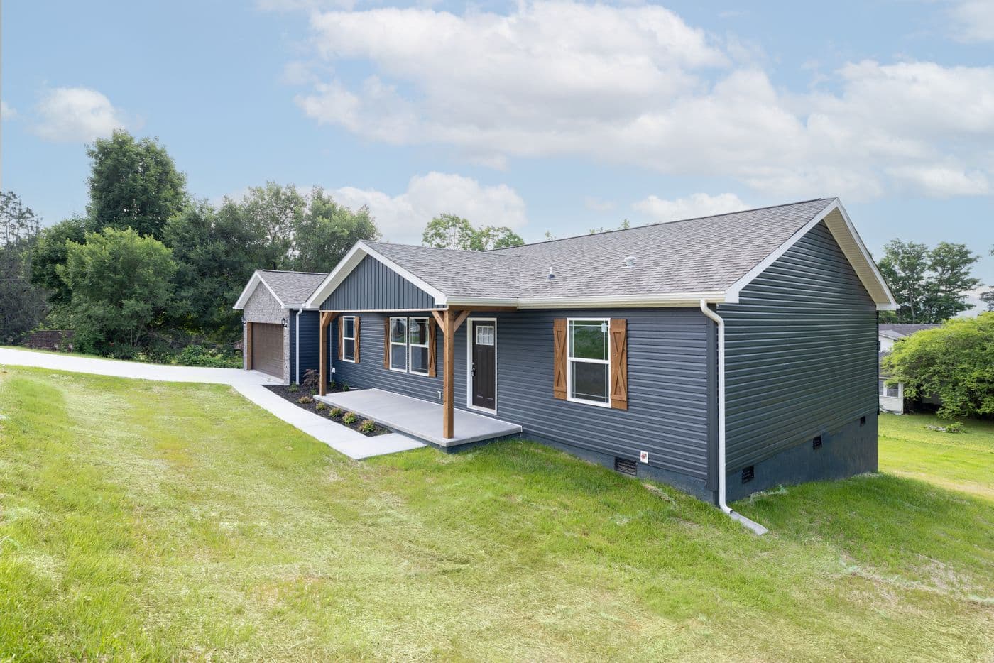 The HAWTHORNE Exterior. This Manufactured Mobile Home features 3 bedrooms and 2 baths.