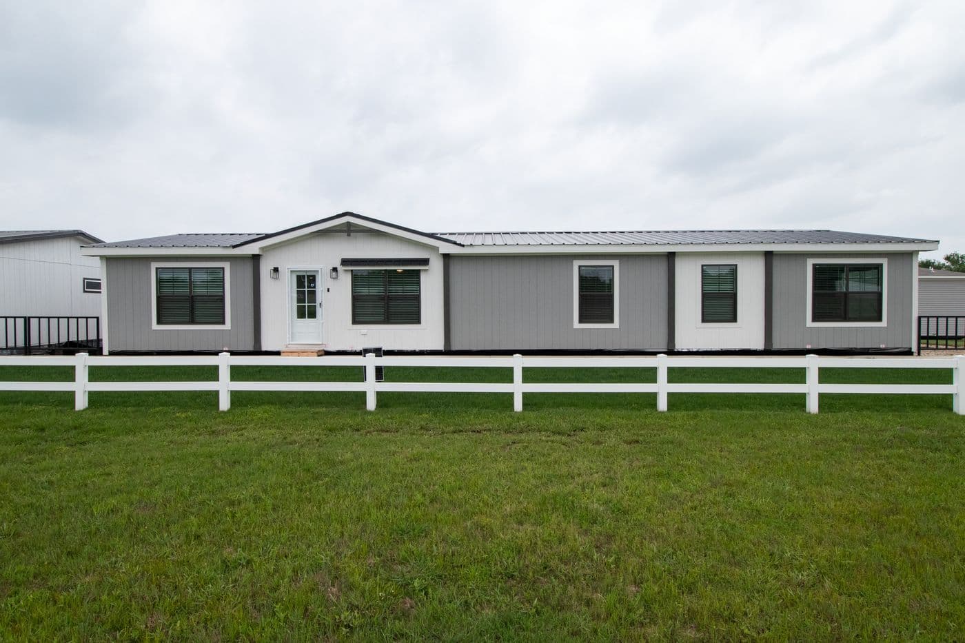 The FARM 3 FLEX ELITE DEN Exterior. This Manufactured Mobile Home features 3 bedrooms and 2 baths.
