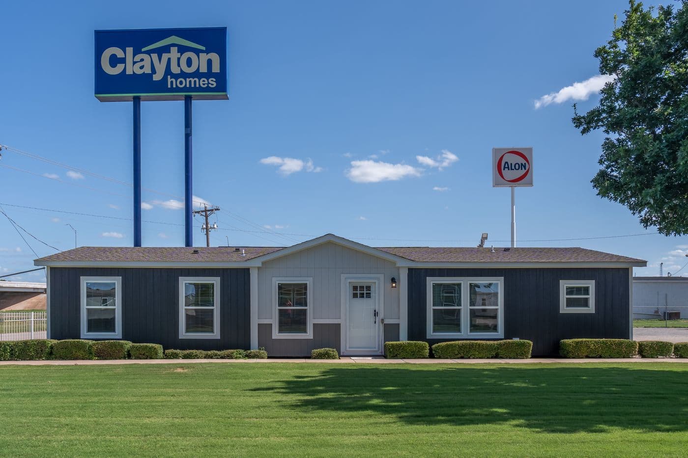 The BREEZE FARMHOUSE Exterior. This Manufactured Mobile Home features 3 bedrooms and 2 baths.
