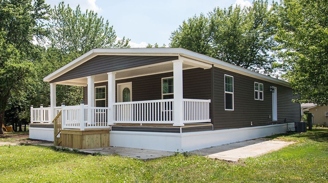 The COTTONWOOD LN/4428-MS005-1 SEC Exterior. This Manufactured Mobile Home features 3 bedrooms and 2 baths.