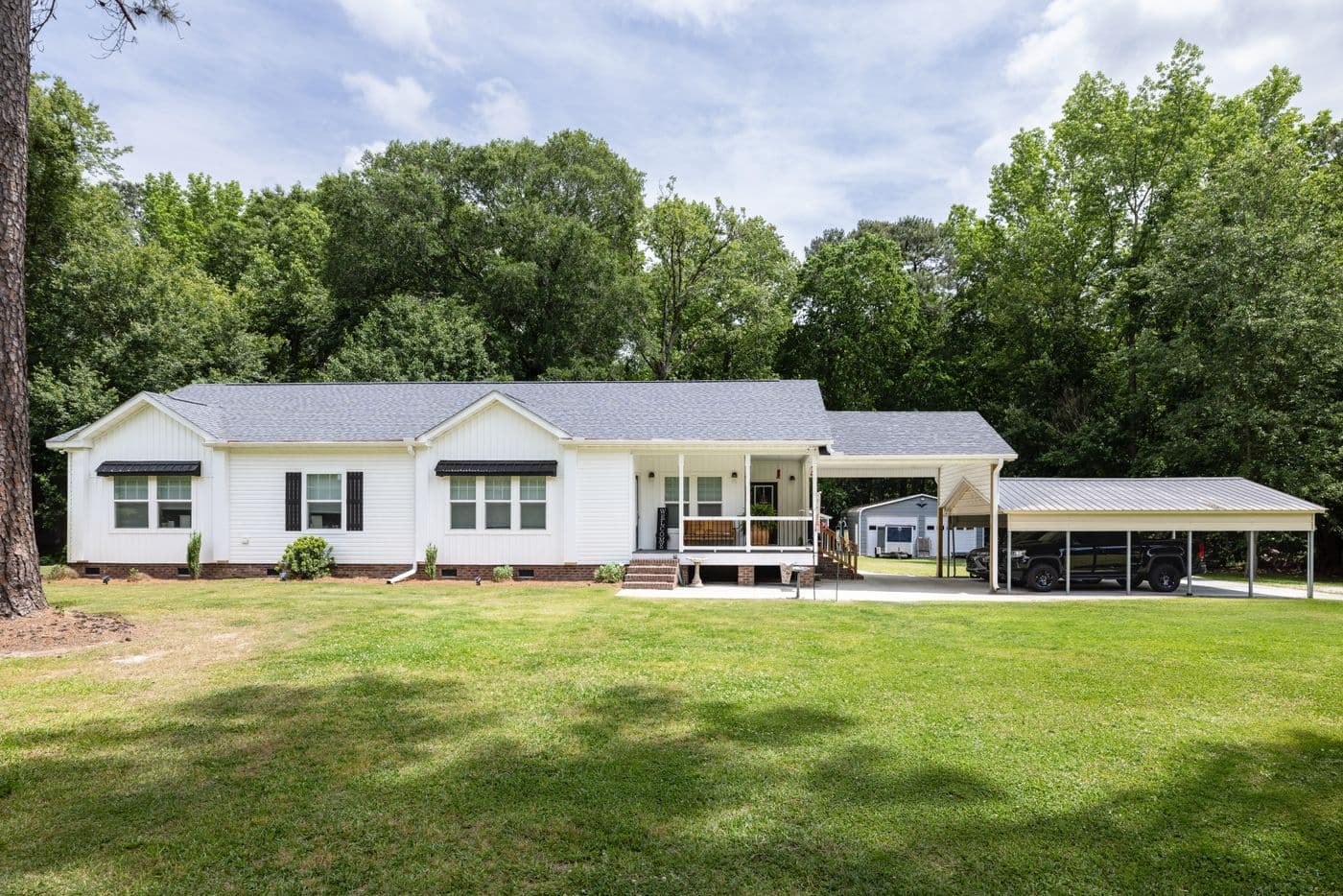 The 3434 CAROLINA "SOUTHERN BELLE" Exterior. This Modular Home features 3 bedrooms and 2 baths.