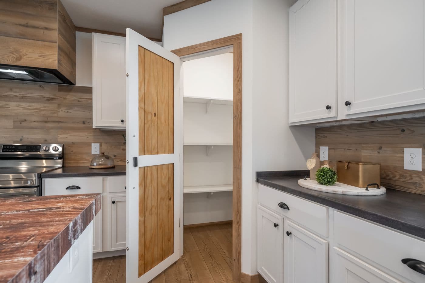 The THE REED Exterior. This Manufactured Mobile Home features 3 bedrooms and 2 baths.