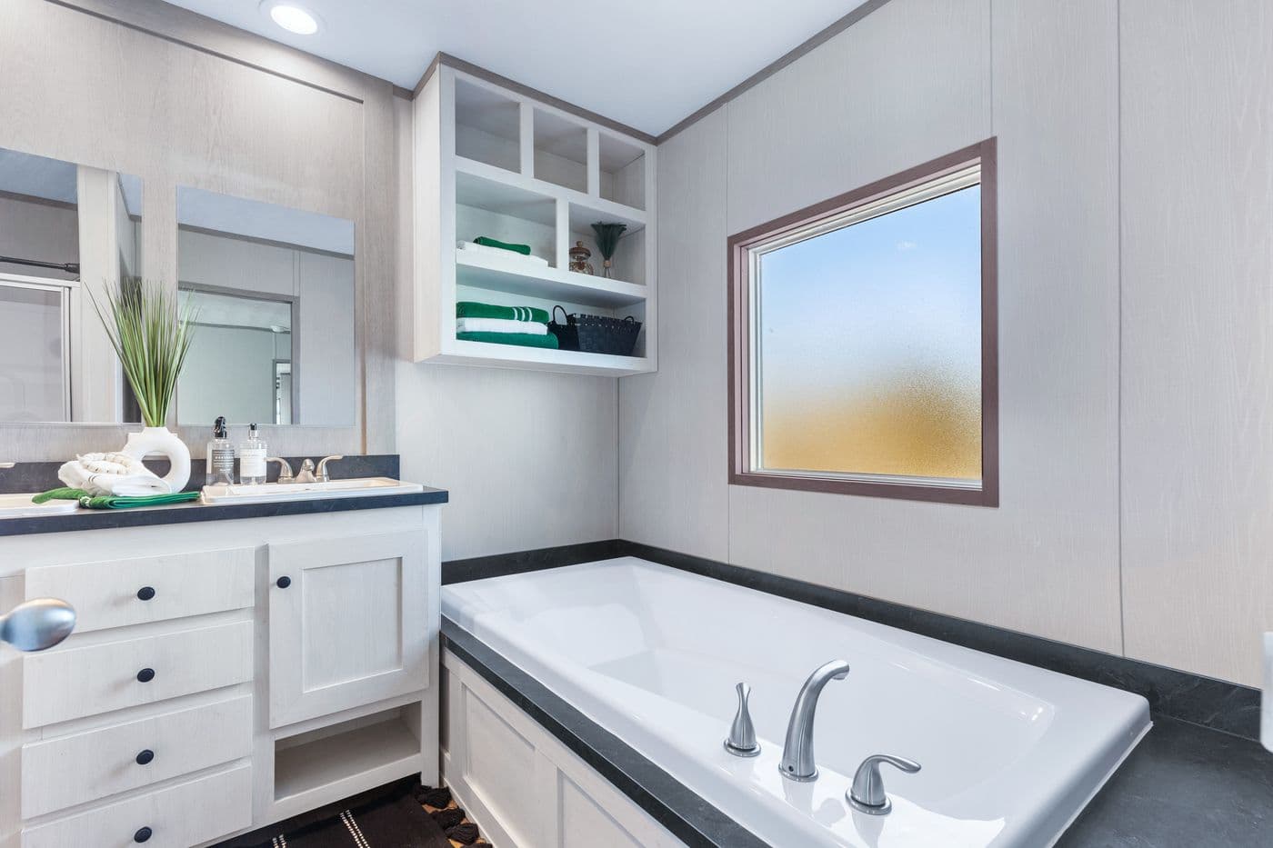 The ANNIVERSARY 16763I Guest Bathroom. This Manufactured Mobile Home features 3 bedrooms and 2 baths.
