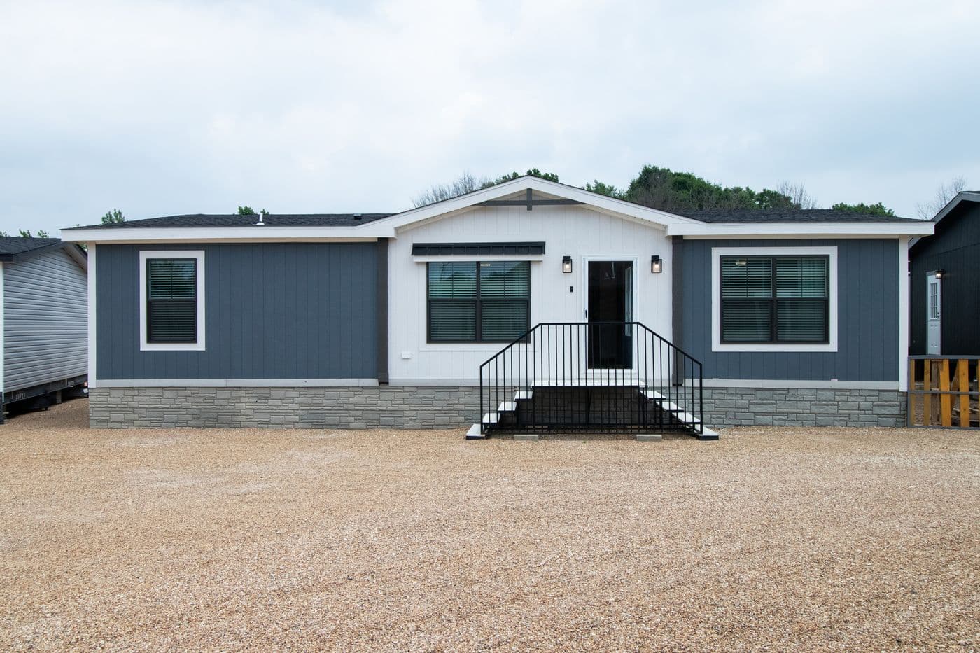 The SAWYER ELITE Exterior. This Manufactured Mobile Home features 3 bedrooms and 2 baths.