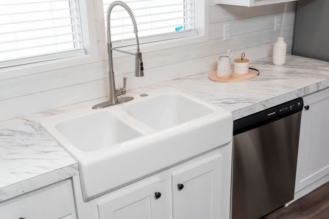 The ISLAND BREEZE 64 Features. This Manufactured Mobile Home features 4 bedrooms and 2 baths.