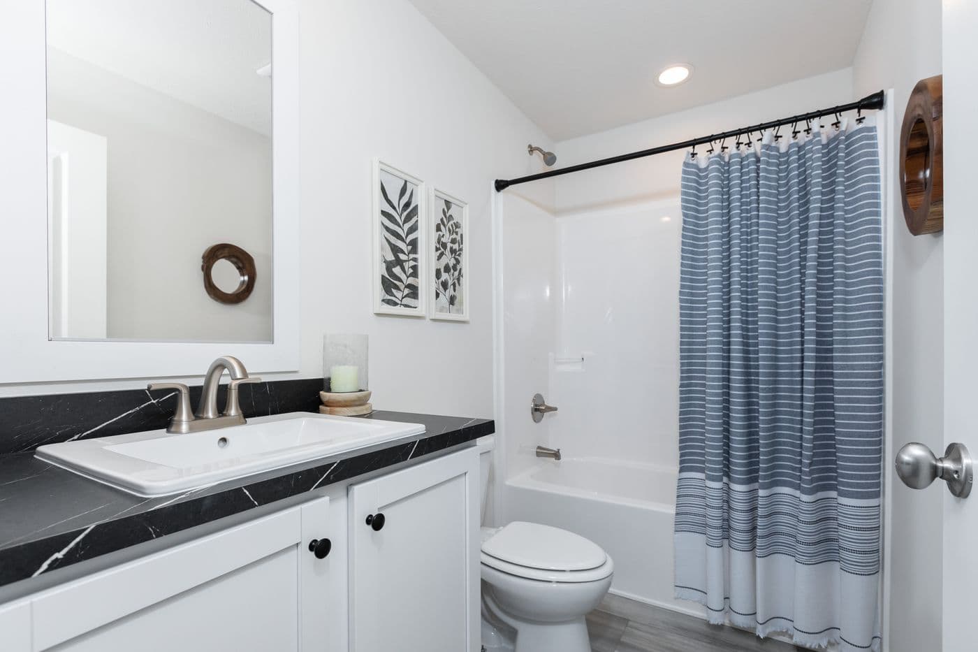 The BELVEDERE BLVD 5628-MS065 SECT Guest Bathroom. 