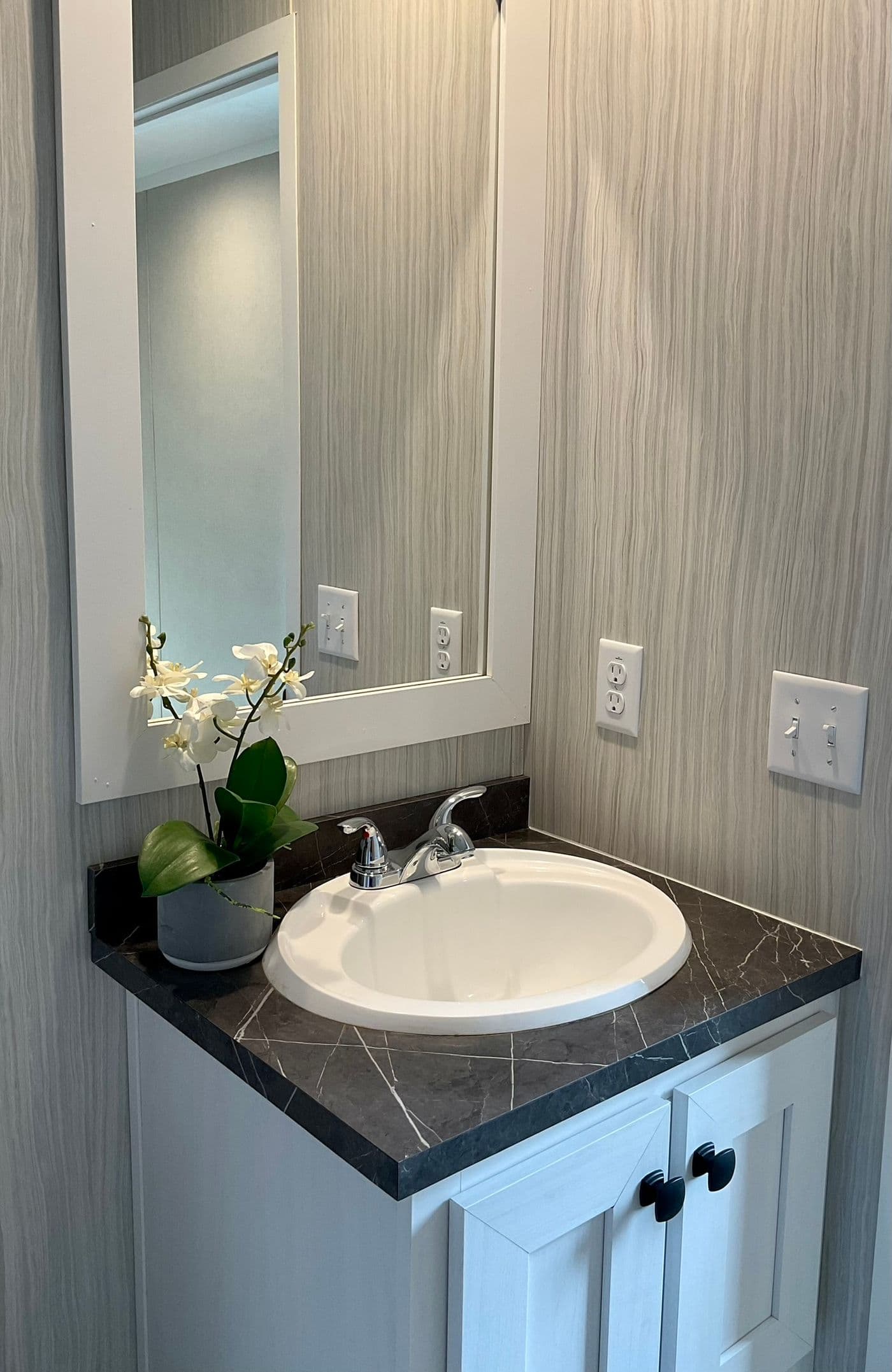 The PERIDOT 66 Guest Bathroom.