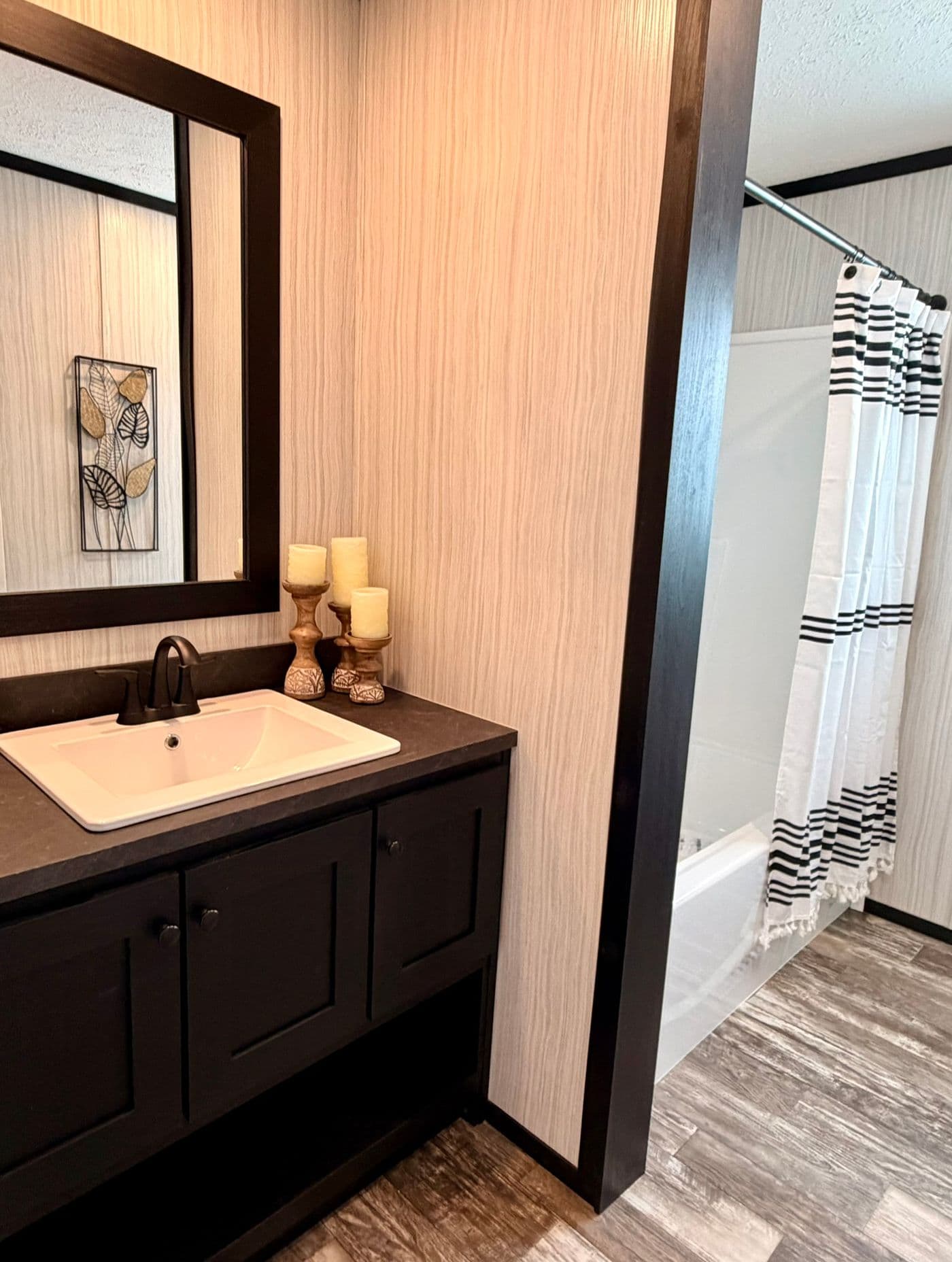 The DIAMOND Guest Bathroom. This Manufactured Mobile Home features 3 bedrooms and 2 baths.