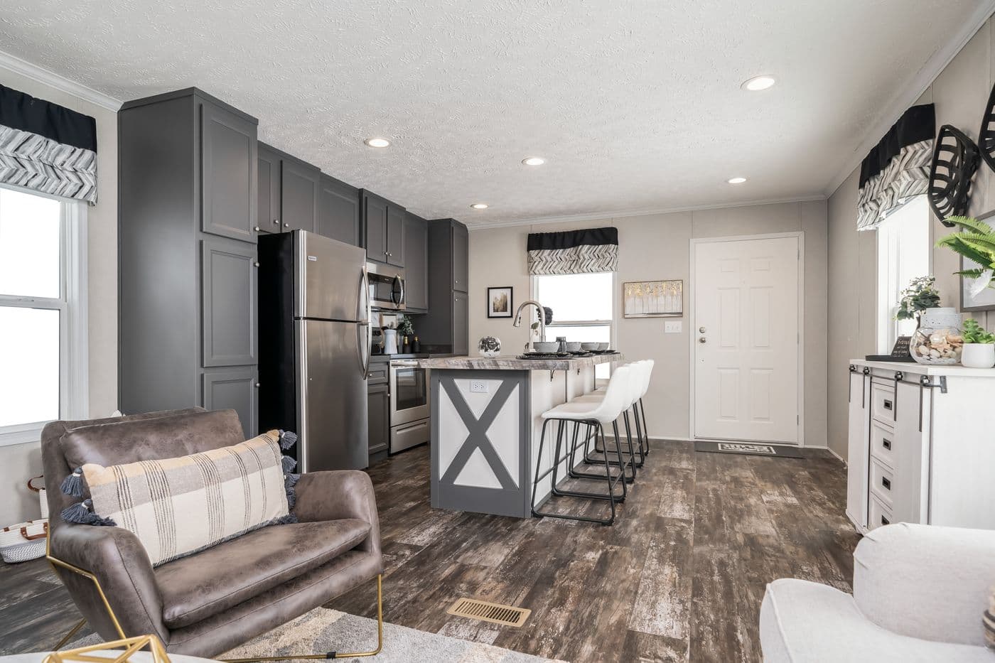 The RIVERVIEW Exterior. This Manufactured Mobile Home features 2 bedrooms and 2 baths.