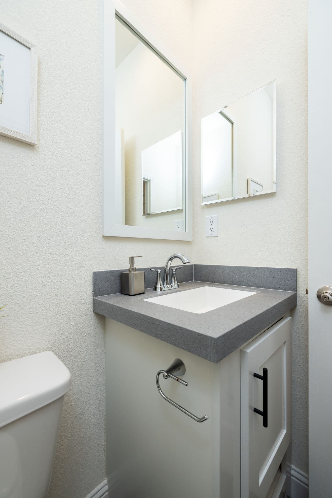The CORONADO 2040A Guest Bathroom. This Manufactured Mobile Home features 2 bedrooms and 2 baths.