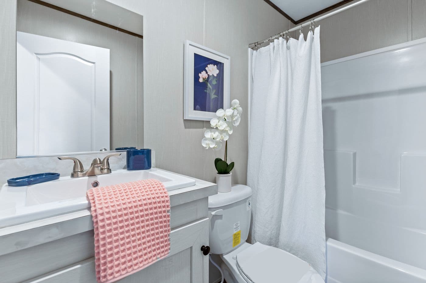 The RETREAT LIVING 16682A Guest Bathroom. This Manufactured Mobile Home features 2 bedrooms and 2 baths.