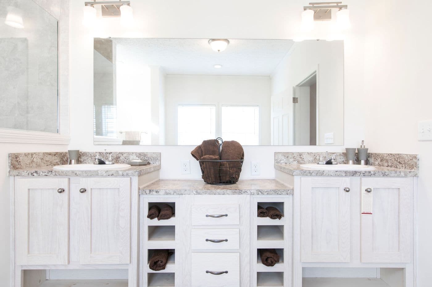 The 1558 JAMESTOWN Primary Bathroom. This Manufactured Mobile Home features 3 bedrooms and 2 baths.