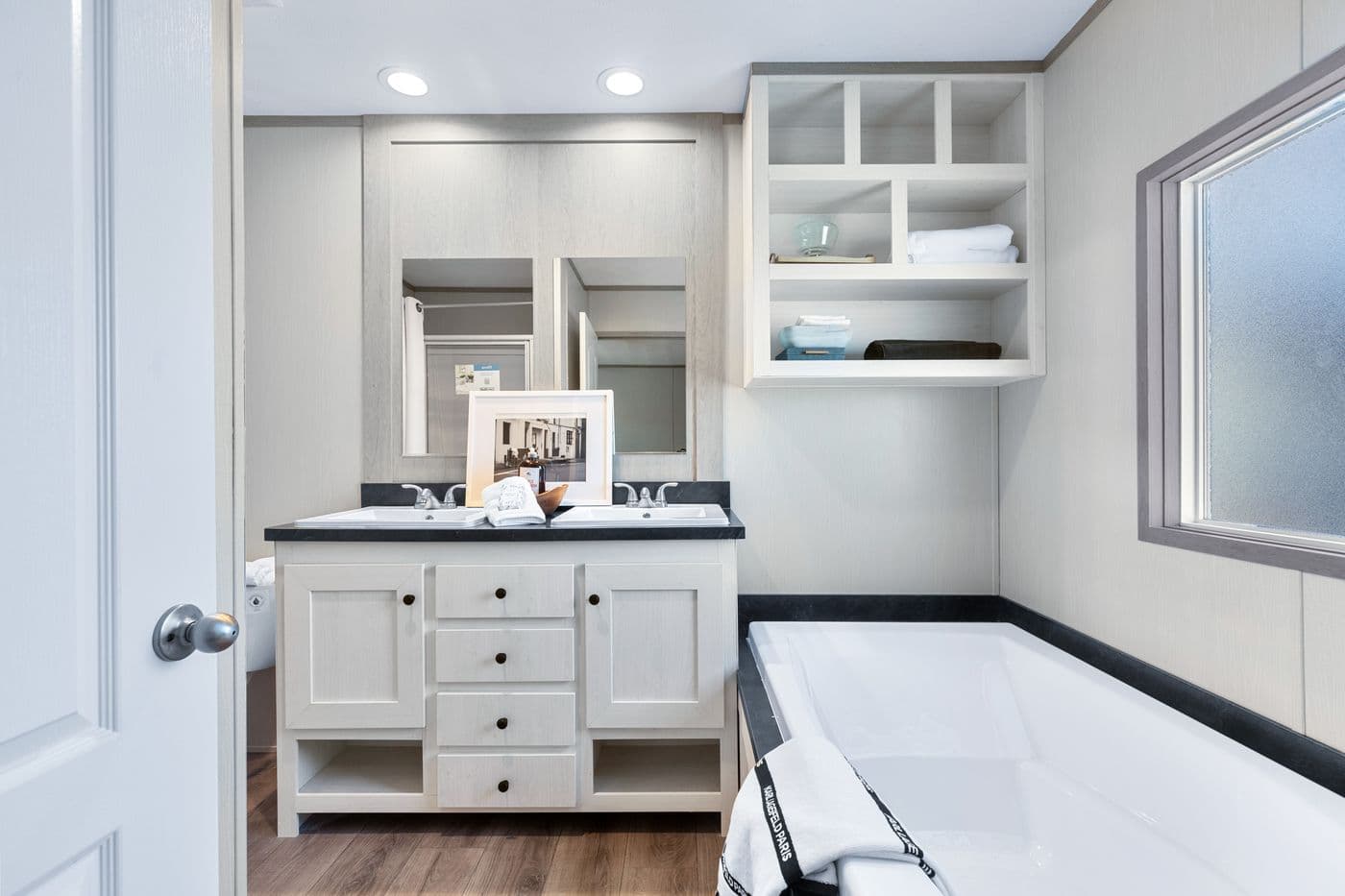 The PORCH LIVING SERIES 16682A Guest Bathroom. This Manufactured Mobile Home features 2 bedrooms and 2 baths.