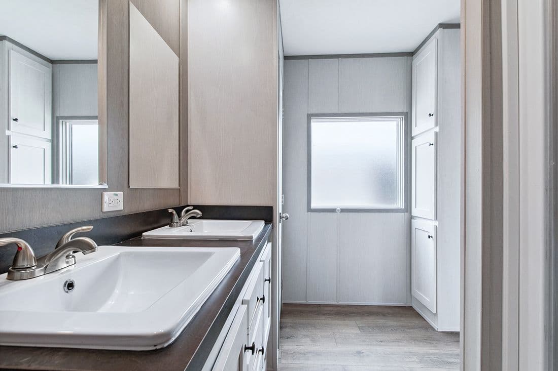 The RESOLUTION 16682X Primary Bathroom. This Manufactured Mobile Home features 2 bedrooms and 2 baths.