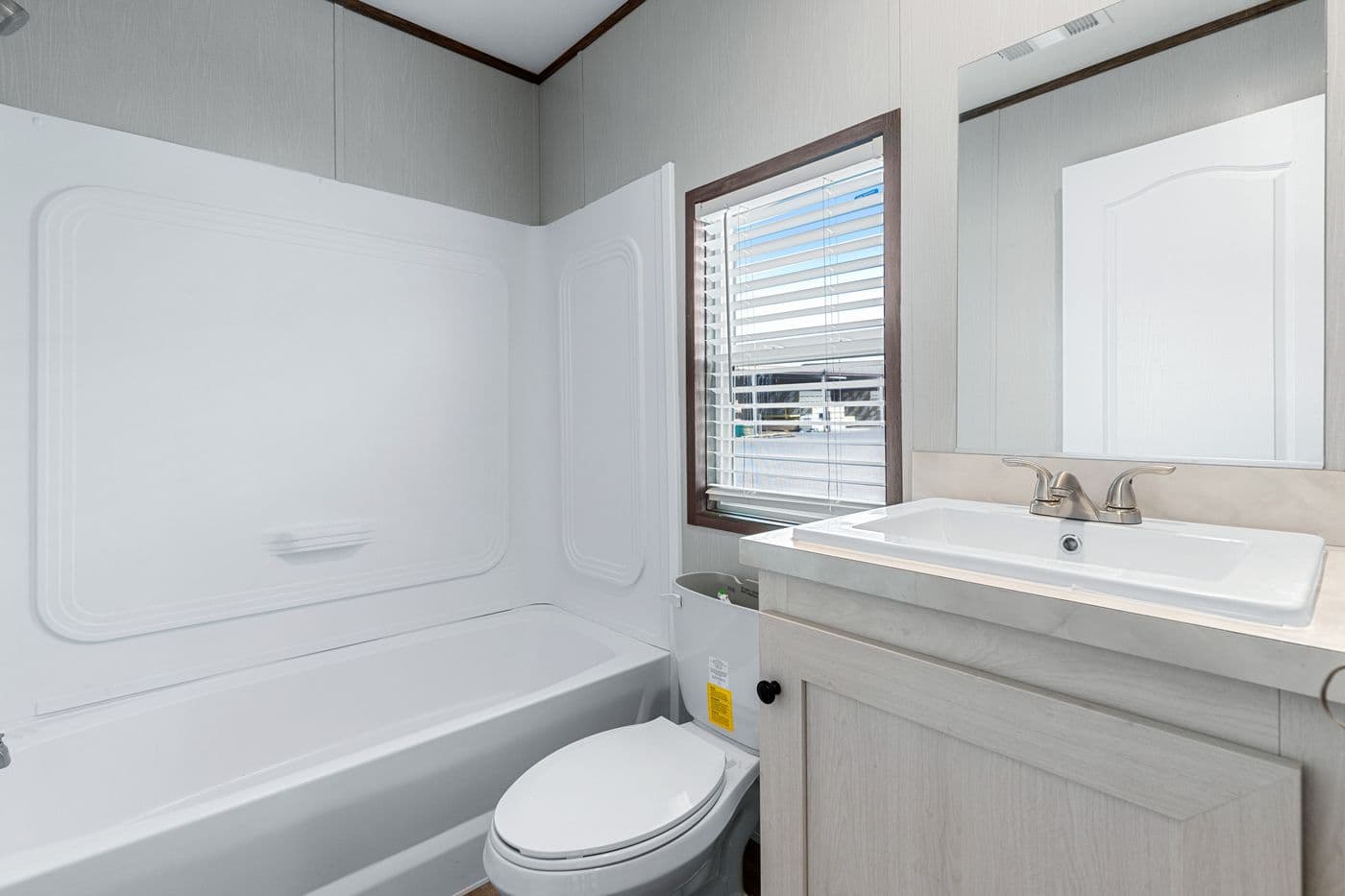 The ANNIVERSARY 16683B Guest Bathroom. This Manufactured Mobile Home features 3 bedrooms and 2 baths.