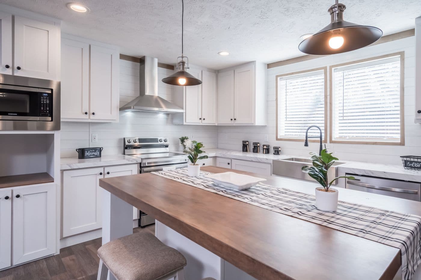 The FARMHOUSE BREEZE 72 Kitchen. This Manufactured Mobile Home features 4 bedrooms and 2 baths.