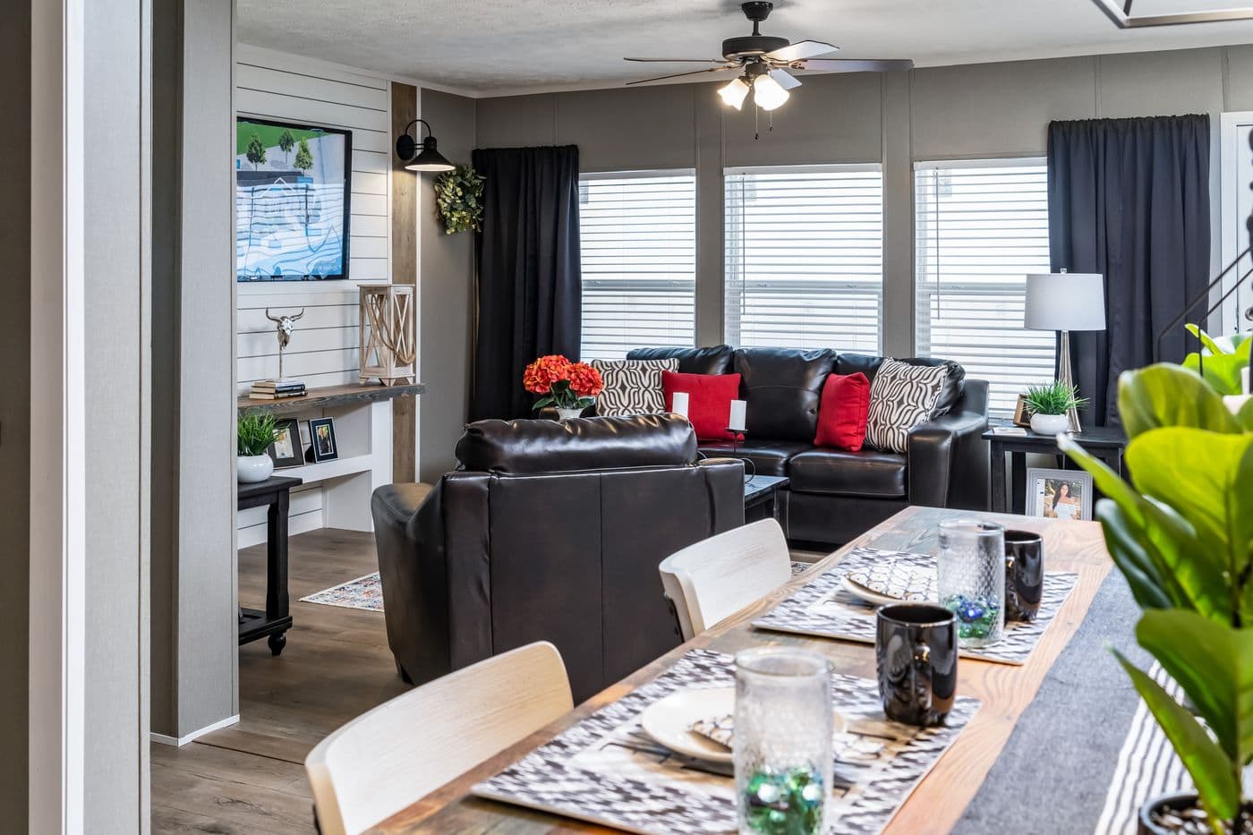 The SAVANNAH BREEZE Exterior. This Manufactured Mobile Home features 3 bedrooms and 2 baths.