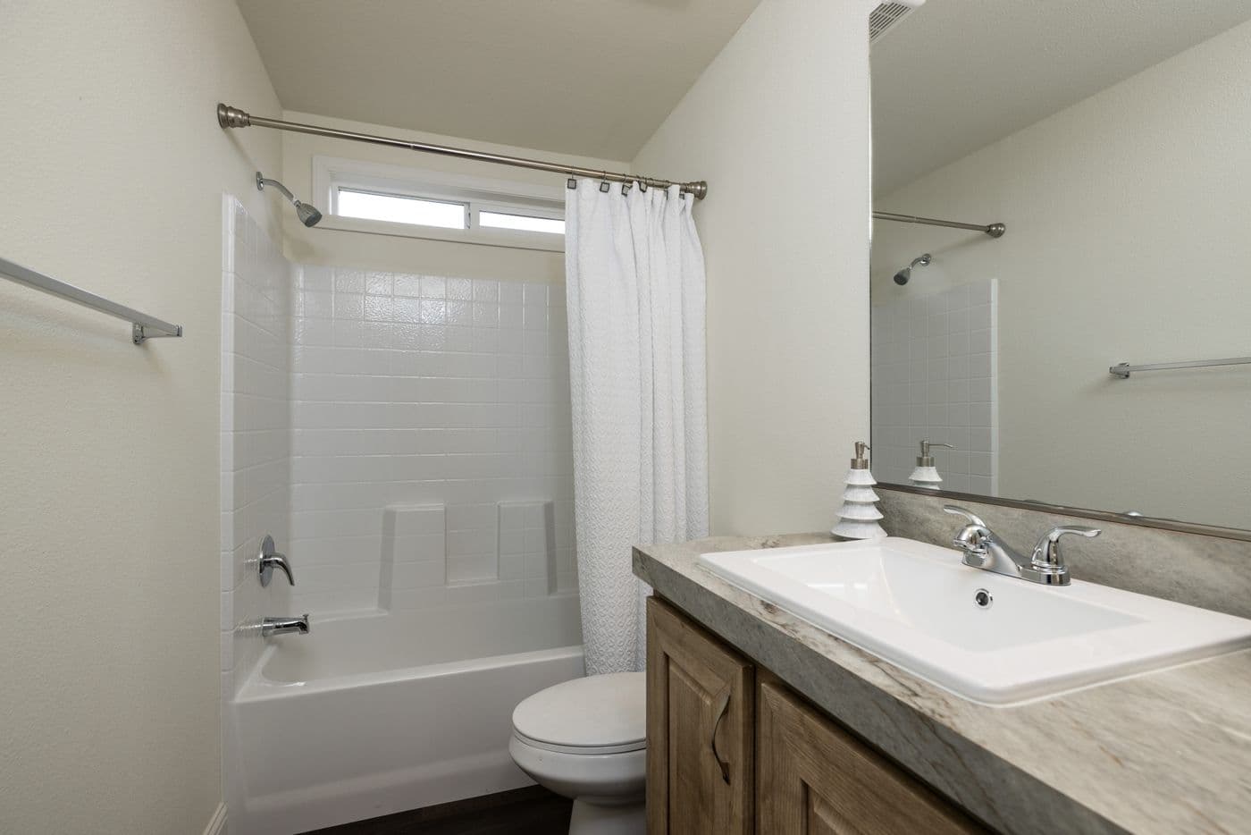 The FAIRPOINT 20382B Guest Bathroom. This Manufactured Mobile Home features 2 bedrooms and 2 baths.