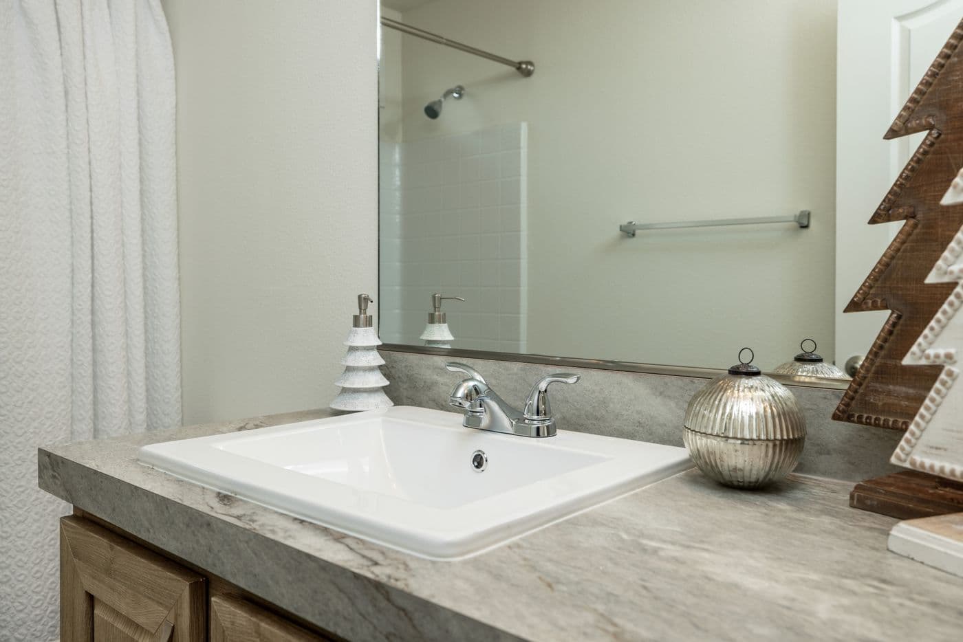 The FAIRPOINT 24463B Guest Bathroom. This Manufactured Mobile Home features 3 bedrooms and 2 baths.