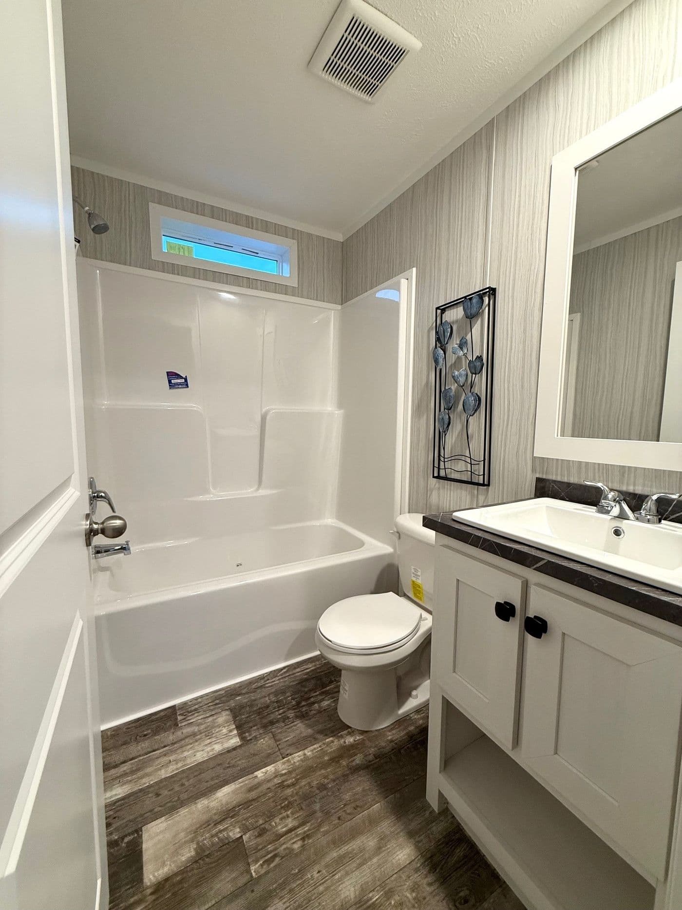 The JASPER 4428-638 Guest Bathroom. This Manufactured Mobile Home features 2 bedrooms and 2 baths.
