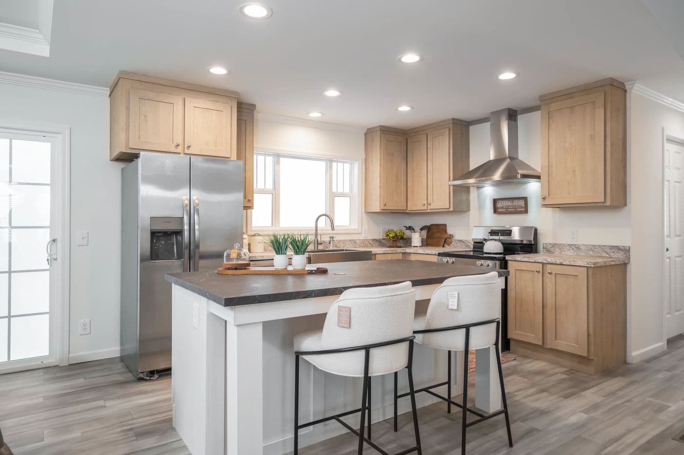 The 5410 "RIVER" 5628 Kitchen. This Manufactured Mobile Home features 3 bedrooms and 2 baths.