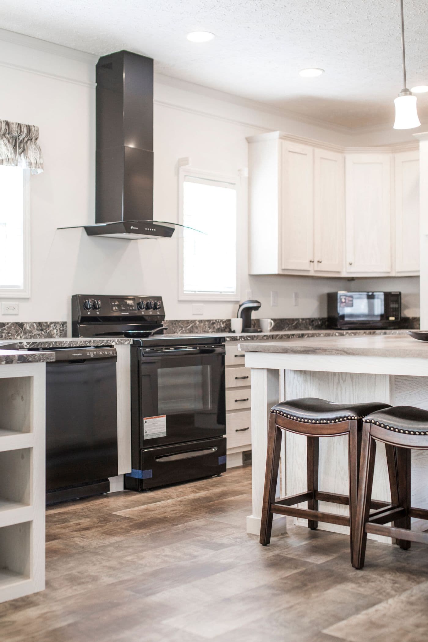 The 1558 JAMESTOWN Kitchen. This Manufactured Mobile Home features 3 bedrooms and 2 baths.