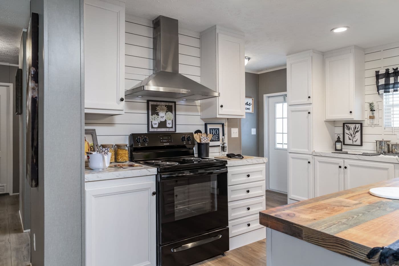 The SAVANNAH BREEZE Exterior. This Manufactured Mobile Home features 3 bedrooms and 2 baths.
