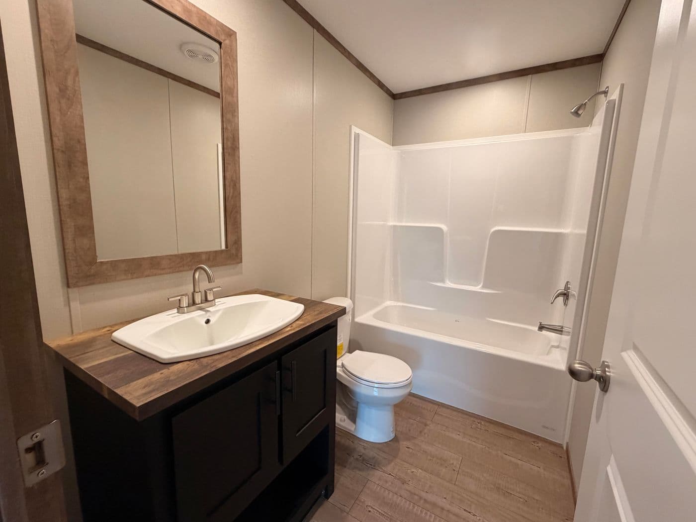 The BOONE Guest Bathroom. This Manufactured Mobile Home features 4 bedrooms and 2 baths.