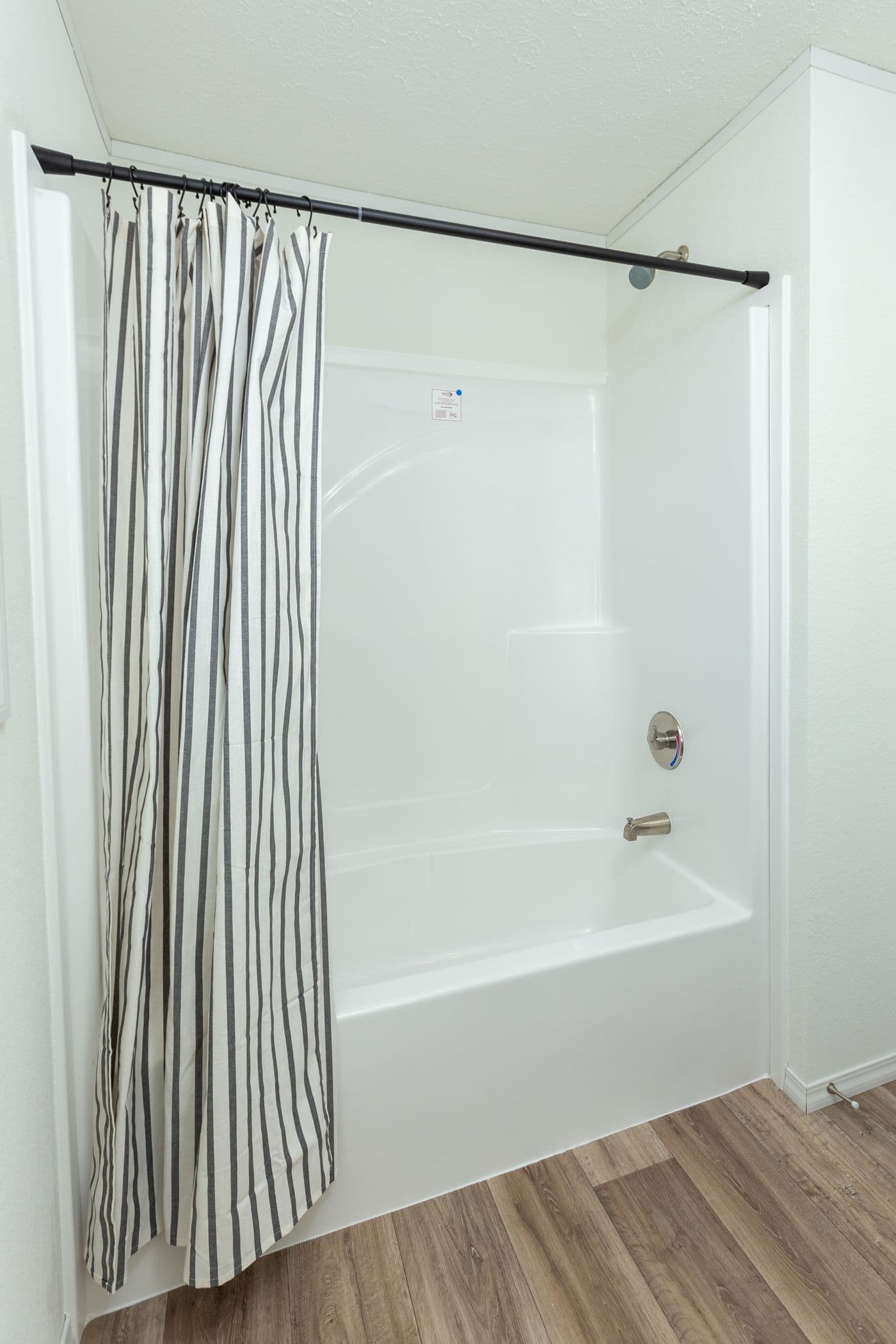 The LIFESTYLE 208 Guest Bathroom. This Manufactured Mobile Home features 3 bedrooms and 2 baths.