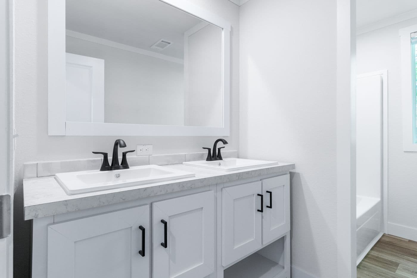 The FARM 4 FLEX ELITE Guest Bathroom. This Manufactured Mobile Home features 4 bedrooms and 3 baths.