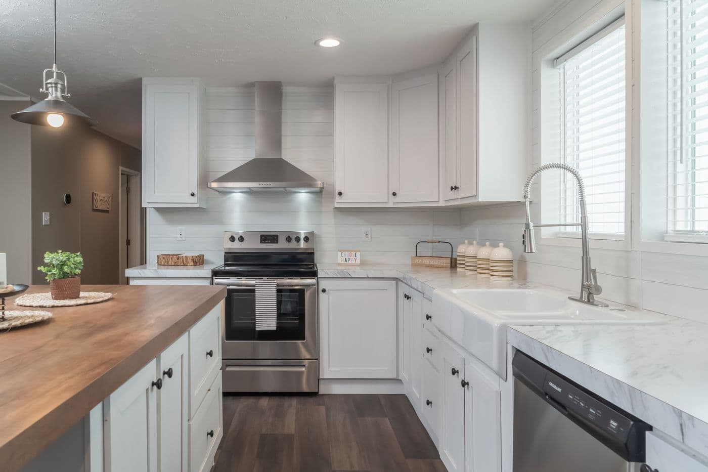 The ISLAND BREEZE 64 Kitchen. This Manufactured Mobile Home features 4 bedrooms and 2 baths.