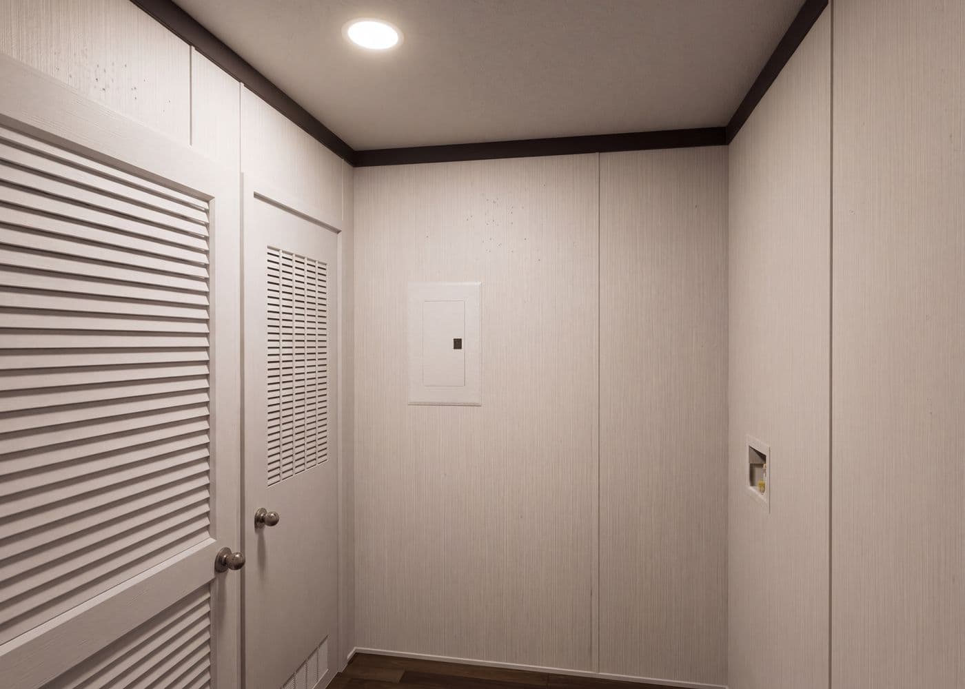 The THE FUSION 32H Utility Room. This Manufactured Mobile Home features 5 bedrooms and 3 baths.