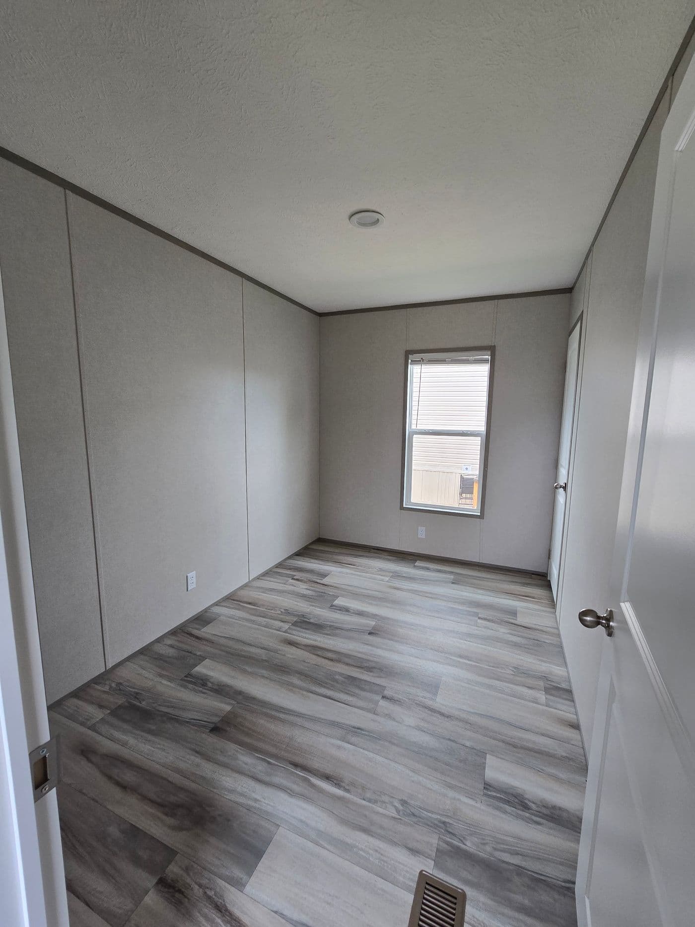 Large guest bedroom 1