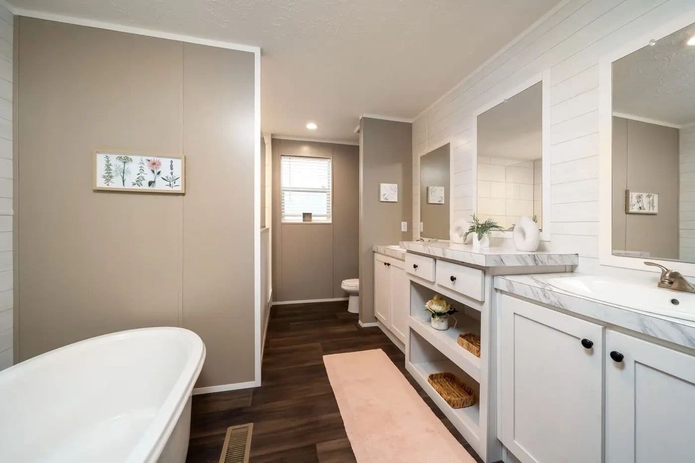 DOUBLE VANITIES, SEPARATE SHOWER AND SOAKER TUB. SPA LIKE RETREAT.