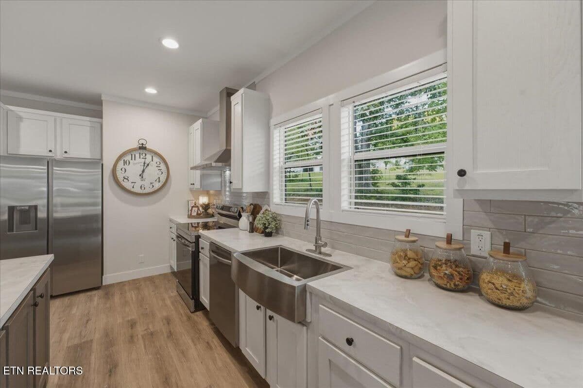 The single bowl farm sink makes cleaning up those large pots and pans a breeze.
