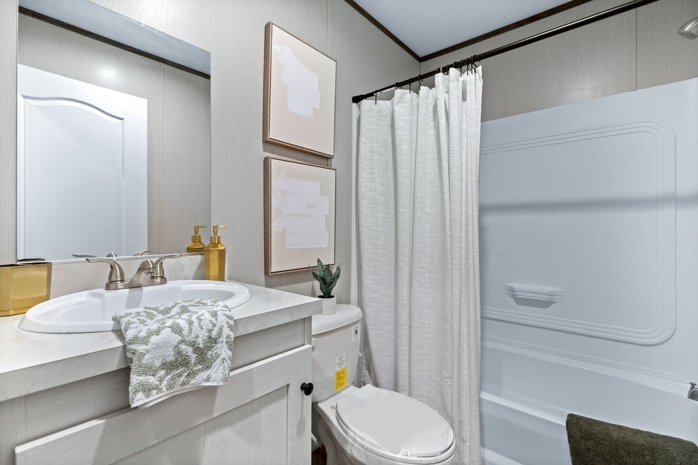 The HOMESTEAD 16763A Guest Bathroom. This Manufactured Mobile Home features 3 bedrooms and 2 baths.