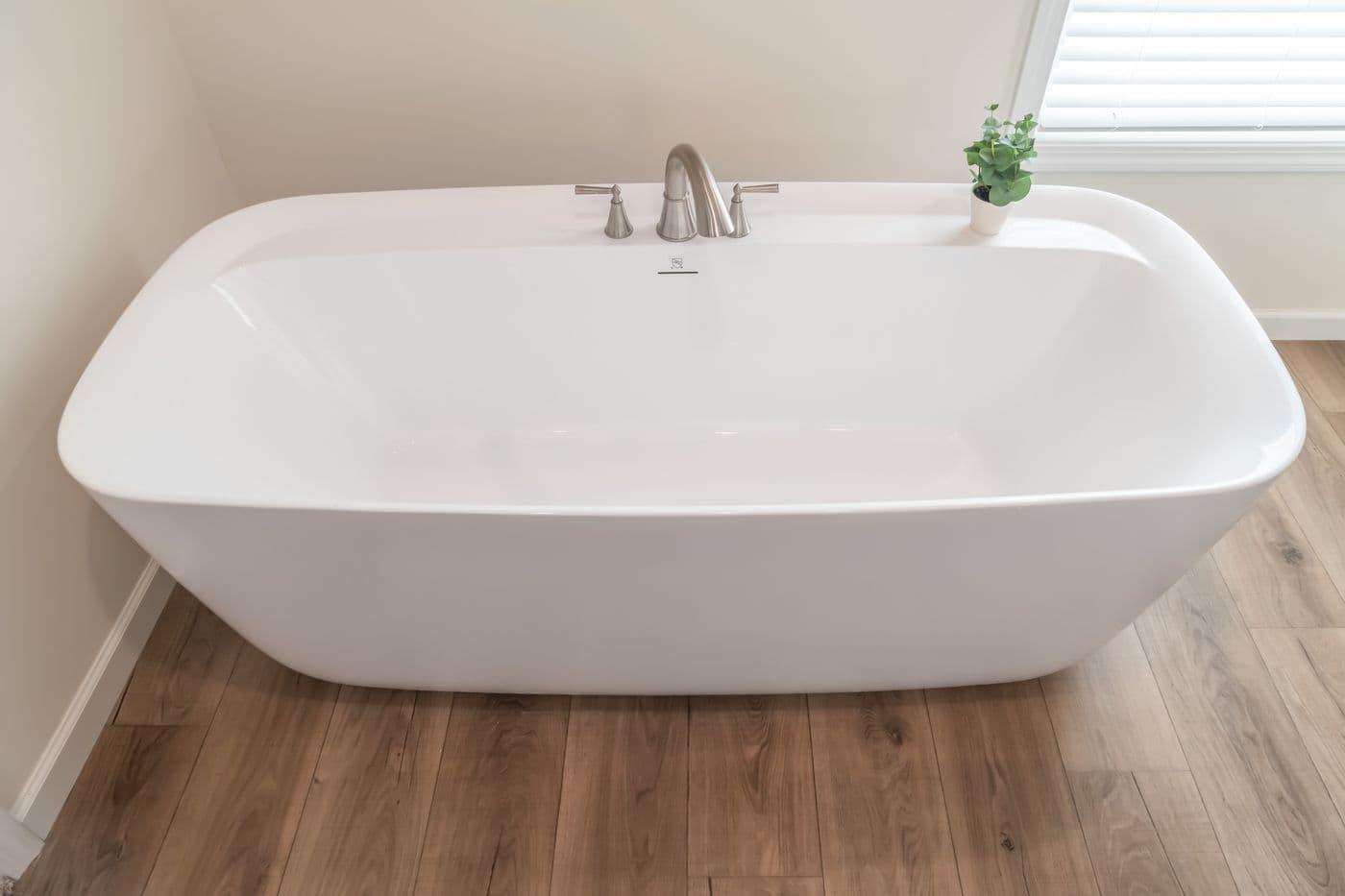 The 4210 "CAROLINA" 5628 Primary Bathroom. This Manufactured Mobile Home features 3 bedrooms and 2 baths.
