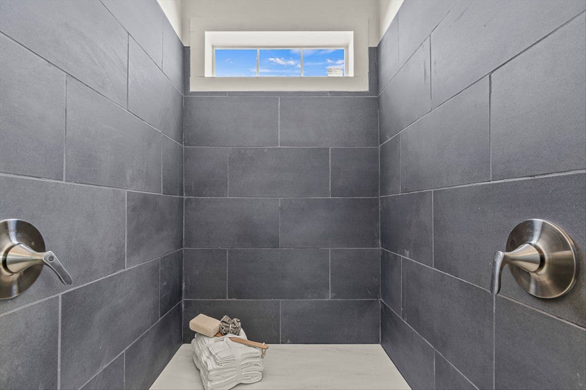 The TU3076A MEGA TUNDRA Primary Bathroom. This Manufactured Mobile Home features 4 bedrooms and 2 baths.