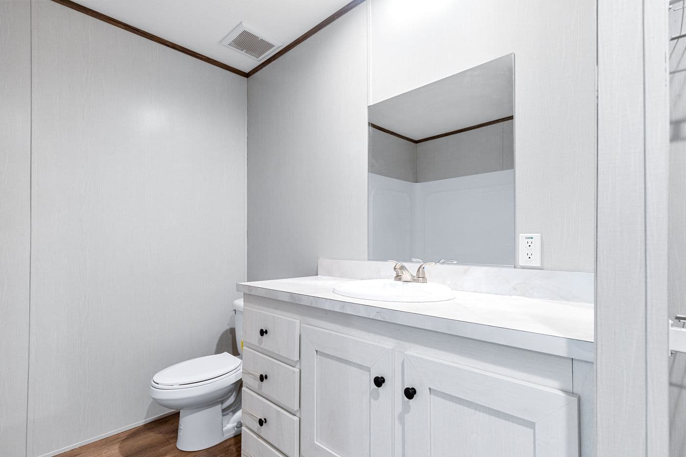 The HOMESTEAD 16683A Primary Bathroom. This Manufactured Mobile Home features 3 bedrooms and 2 baths.