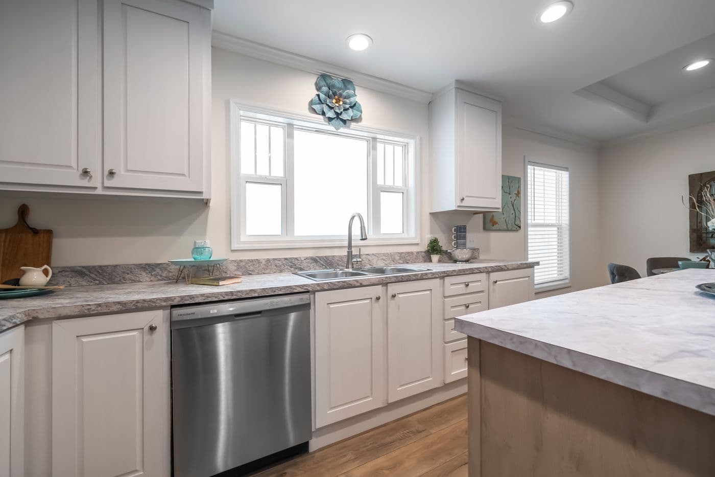 The 4210 "CAROLINA" 5628 Kitchen. This Manufactured Mobile Home features 3 bedrooms and 2 baths.
