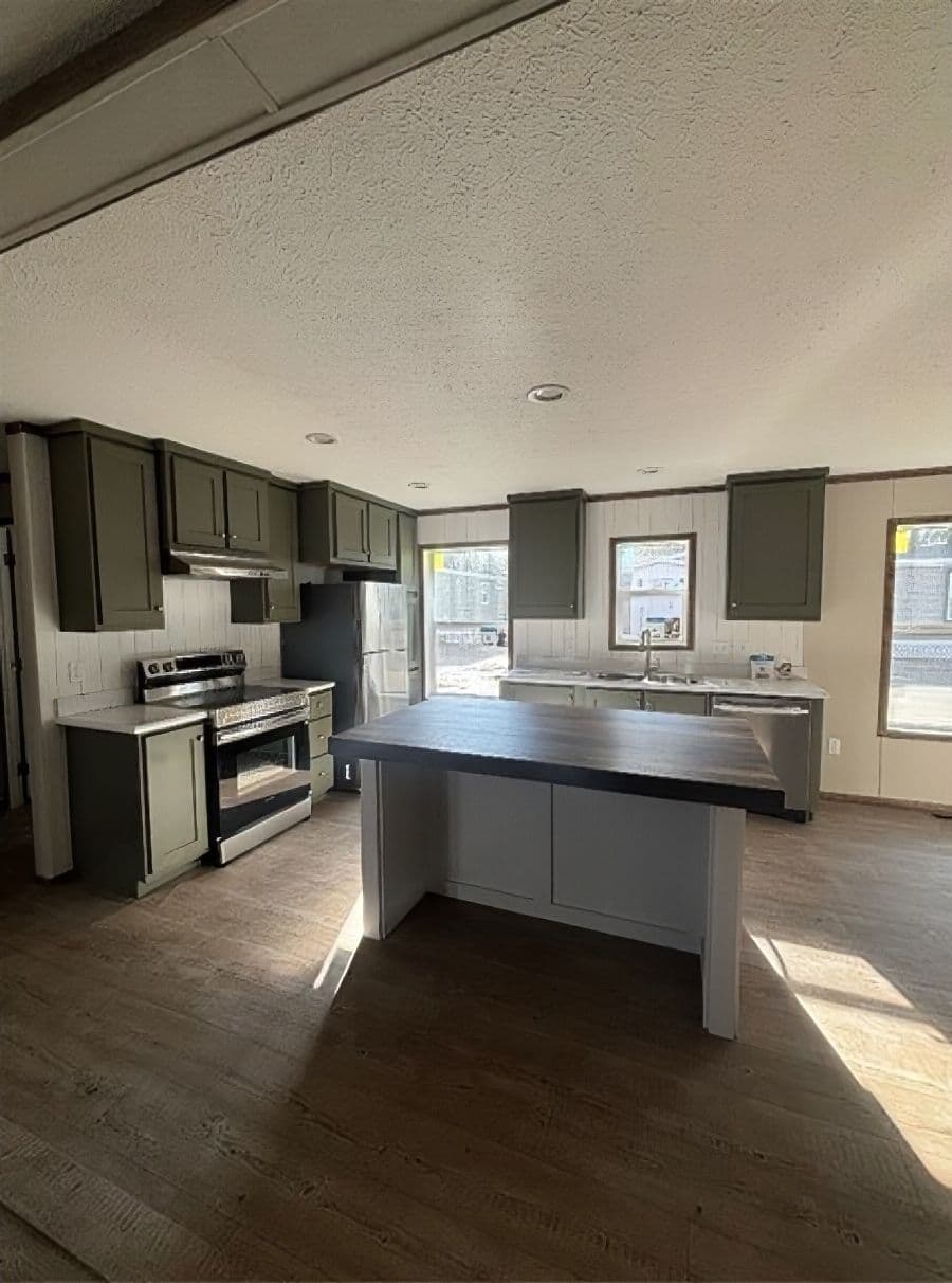 The APATITE 44 Kitchen. This Manufactured Mobile Home features 3 bedrooms and 2 baths.