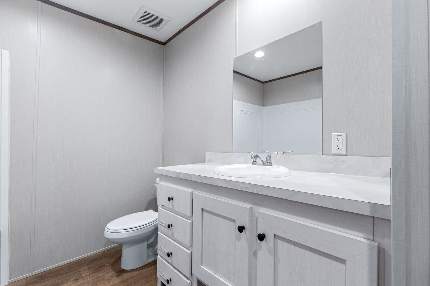 The HOMESTEAD 16602A Primary Bathroom. This Manufactured Mobile Home features 2 bedrooms and 2 baths.